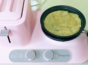 煎手抓饼，无需放油。(也可以根据个人习惯)