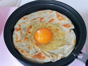 磕入一枚鸡蛋。