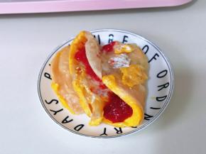 卷起来就可以啦！还可以包上肉松，香肠等，你喜欢的都可以。