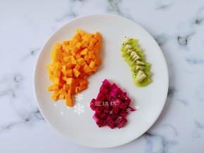 将芒果、火龙果切小颗粒，猕猴桃切片。