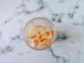 料理机里放入牛奶和芒果打碎成浓稠状。