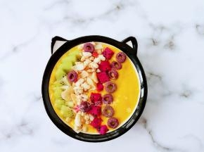 摆上水果、麦片和紫薯圈即可。