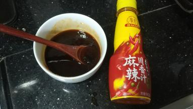 调味料全部放入碗里混合