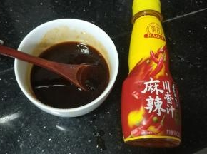 调味料全部放入碗里混合