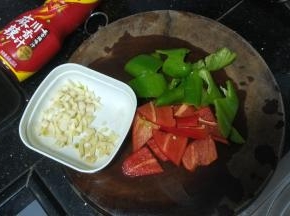 蒜、姜、青、红椒处理好