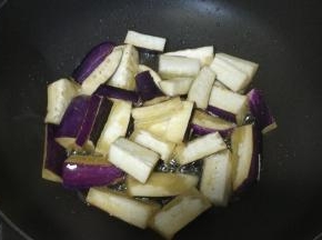 锅里放入宽油，倒入茄子