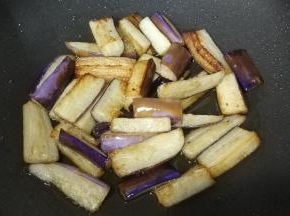 大火烧至微黄后盛出备用