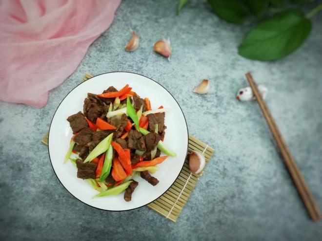 牛肉炒青蒜胡萝卜