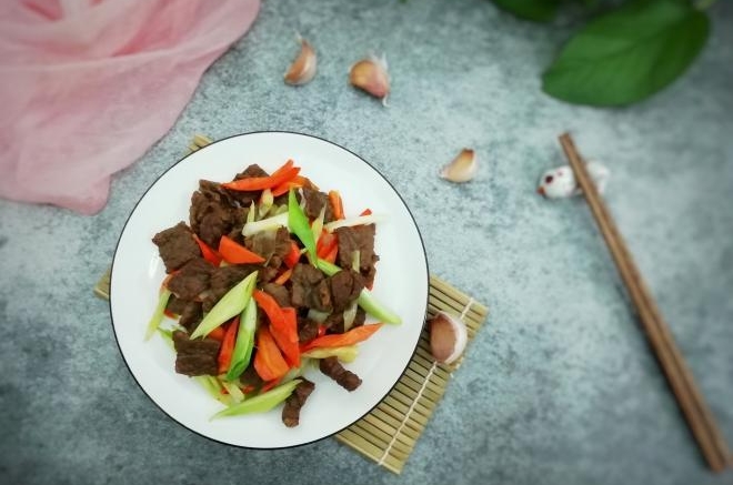 牛肉炒青蒜胡萝卜