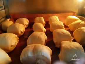 发酵至1.5倍大取出，切成小段，烤箱160度预热，面包放中层，上下火160度烤13分钟。