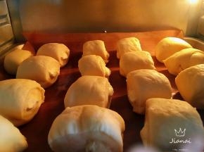 发酵至1.5倍大取出，切成小段，烤箱160度预热，面包放中层，上下火160度烤13分钟。