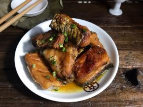 撒上葱花，淋入生抽和橄榄油