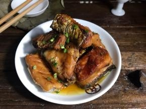 撒上葱花，淋入生抽和橄榄油