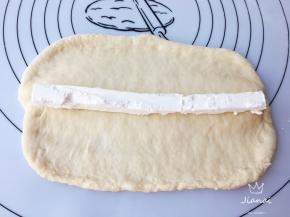 把奶酪切成长条形，放在凹槽上。