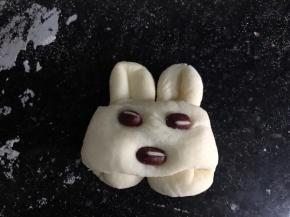 用红豆做出小兔子的眼睛和嘴巴