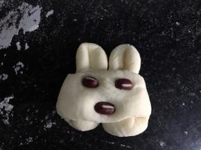 用红豆做出小兔子的眼睛和嘴巴