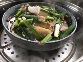 加入适量清水，放入锅中蒸半小时