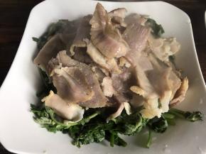 把腊肉铺在艾叶上面