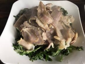 把腊肉铺在艾叶上面