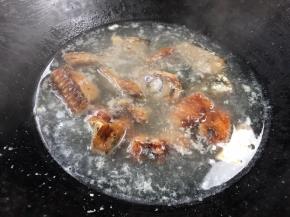 腊鱼焯水，洗净