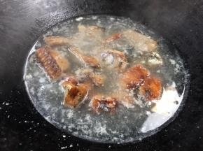 腊鱼焯水，洗净