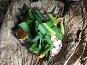 把蒜苗和陈皮，放在腊鱼上面