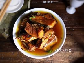 浇入蒸腊鱼的汤汁