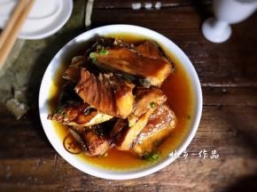 浇入蒸腊鱼的汤汁