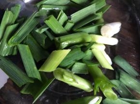 蒜苗摘洗干净，切段