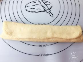 再折起另一面，用擀面杖轻轻擀几下。