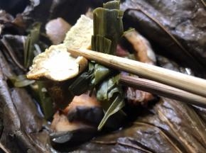 夹出陈皮和蒜苗，丢弃