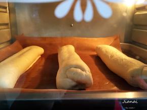 烤盘铺上油纸，进烤箱进行二发。