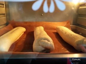 烤盘铺上油纸，进烤箱进行二发。