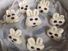 放入铺好纱布的蒸格中，醒发15分钟后，蒸10分钟即可