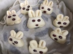 放入铺好纱布的蒸格中，醒发15分钟后，蒸10分钟即可