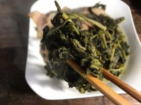 取出蒸好的艾叶腊肉，夹出艾叶丢弃