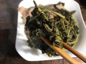 取出蒸好的艾叶腊肉，夹出艾叶丢弃