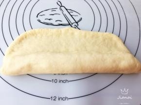 折起靠近自己的一面压压实。