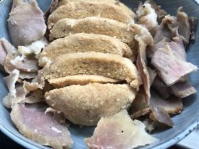 豆渣切条，同腊肉一起放入碗中