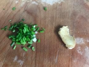 备好葱花和姜片