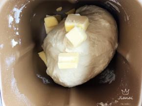 加入黄油再搅拌一个二十分钟。