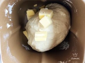 加入黄油再搅拌一个二十分钟。