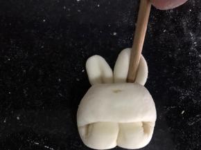 用筷子在伸出来的两头，压出兔子的耳朵