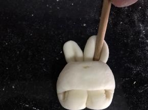 用筷子在伸出来的两头，压出兔子的耳朵