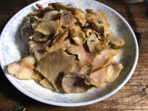 把腊肉摆入盘中