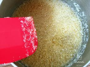 蜂蜜加少许水搅匀，加入奶酪粉搅拌均匀。