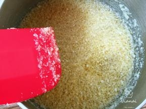 蜂蜜加少许水搅匀，加入奶酪粉搅拌均匀。