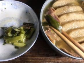 出锅后夹出姜片和蒜苗，丢弃