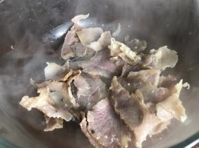捞出腊肉，沥水
