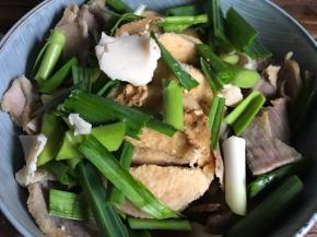 放入腊肉豆渣上面，加入猪油